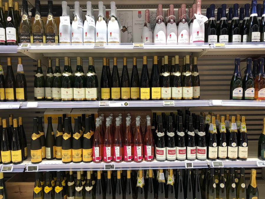 La grande distribution a été accusée d'orienter les prix vers le bas et de brouiller les cartes au sein des appellations des vins d'Alsace.