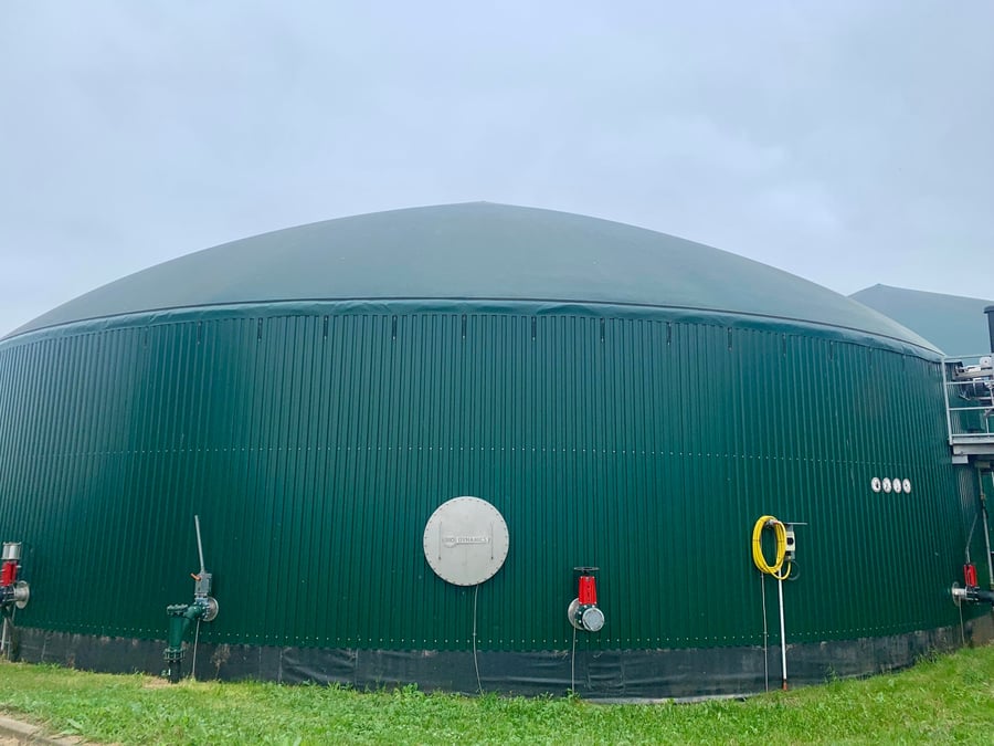 Les méthaniseurs, ces grandes cuves cylindriques surmontées d'un dôme qui poussent dans les campagnes, permettent de produire du biogaz grâce à la fermentation de déchets organiques et, en particulier, de déchets agricoles.