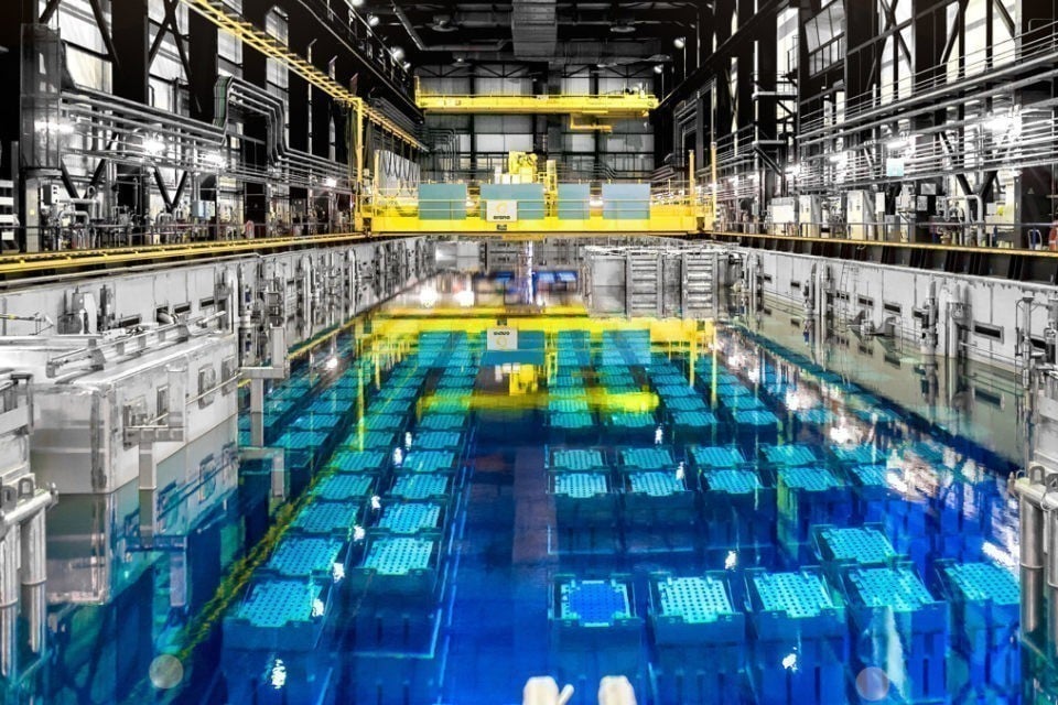 Vue de l'une des quatre piscines d'entreposage d'Orano La Hague.
