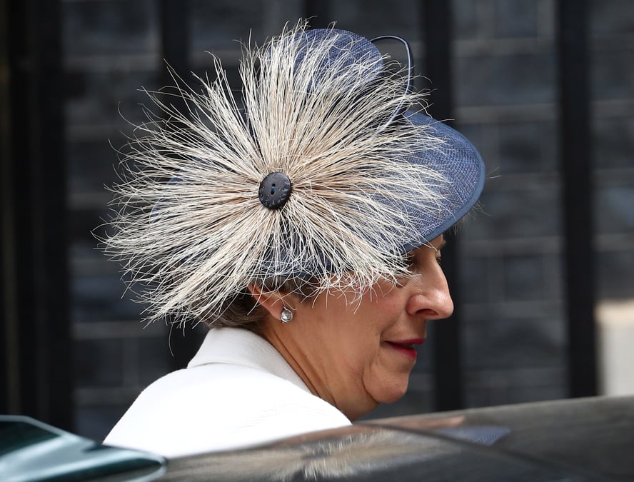 Theresa may reaffirme son autorite apres les demissions de johnson et de davis
