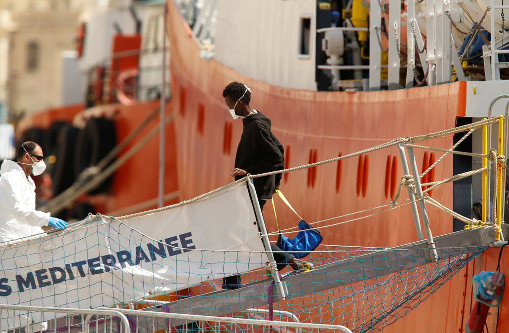 Pres de 60 refugies de l'aquarius sont arrives en france