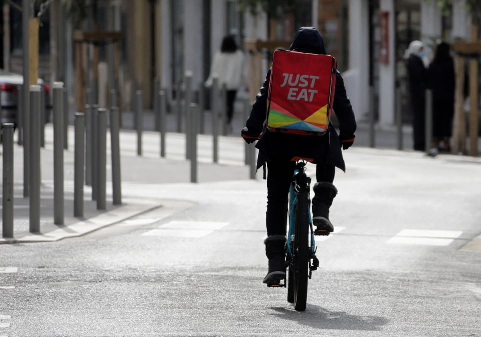 Un livreur just eat a nice
