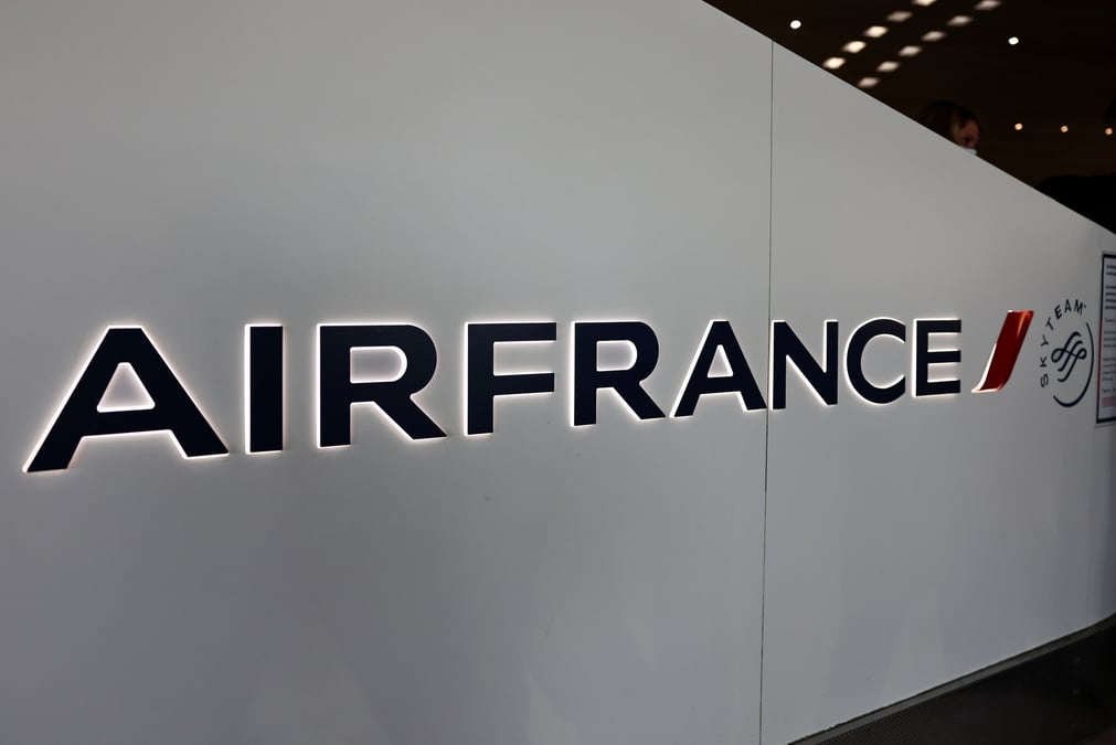 Photo du logo de la compagnie aerienne air france visible a l'aeroport de paris charles de gaulle