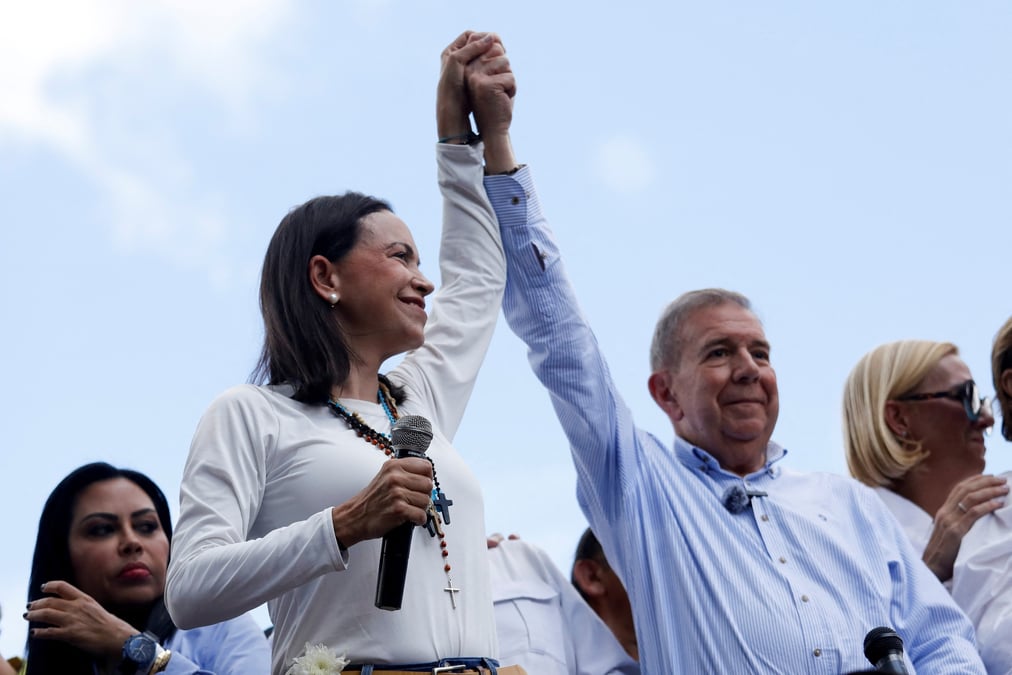 Le candidat a la presidentielle du venezuela, edmundo gonzalez, avec la chef de l'opposition maria corina machado a caracas