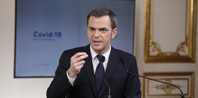 En France, on compte 3.042 hôpitaux et cliniques disposaient de 395.670 lits. En photo, Olivier Véran, ministre des Solidarités et de la Santé en pleine crise du COVID-19.