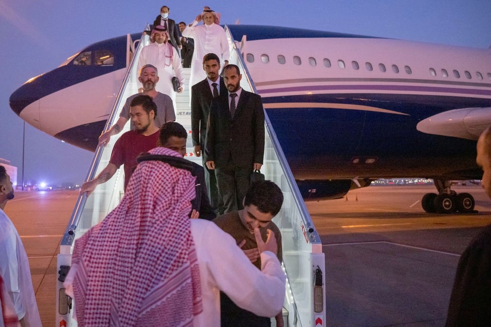 Dix prisonniers de guerre arrivent de russie a l'aeroport international king khalid, a riyad, en arabie saoudite
