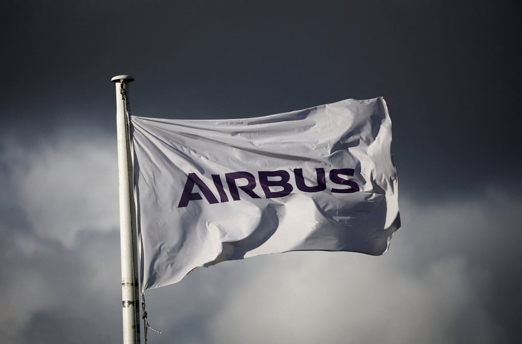 Le logo d'airbus sur un drapeau a l'entree du site d'airbus a bouguenais en france