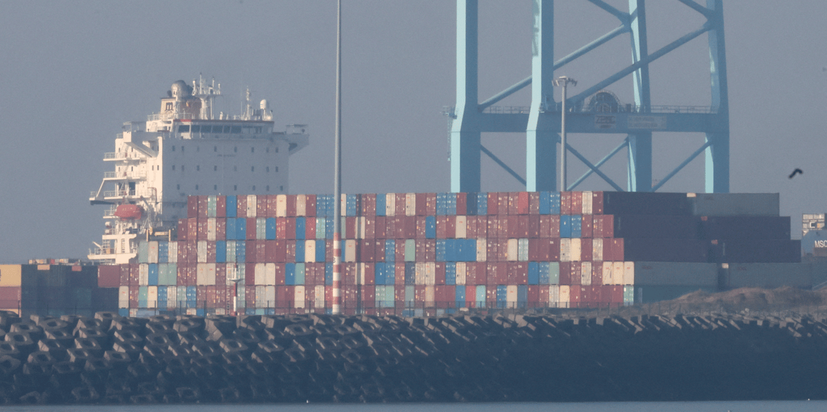 Vue d'un parking de voitures neuves destinees a l'exportation, dans le port belge de zeebrugge