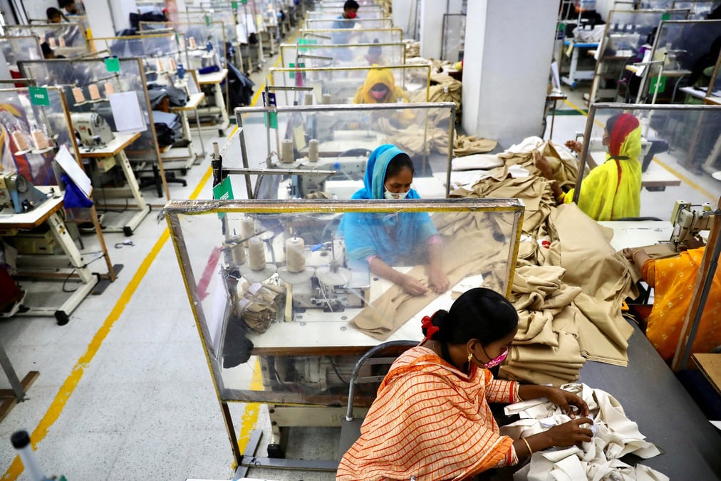 Photo d'archives: des employes travaillent dans une usine de confection a dhaka, au bangladesh