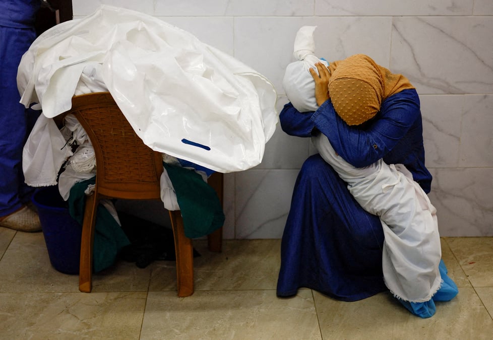Image d'une femme palestinienne bercant le corps de sa niece de cinq ans dans la bande de gaza