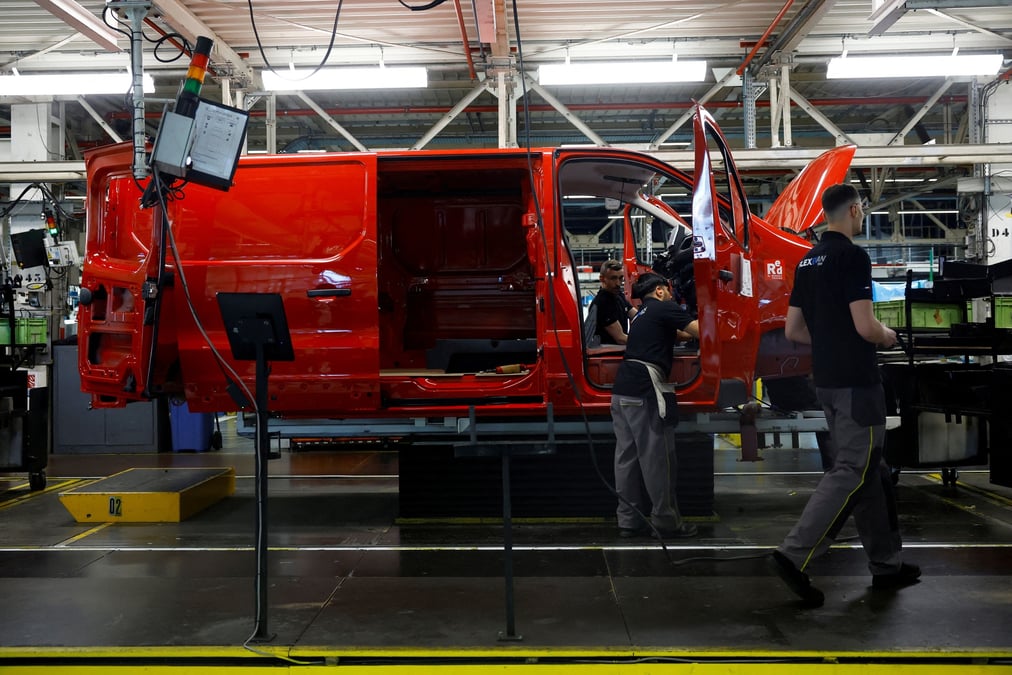 Photo d'archives: des employes travaillent a l'usine automobile de renault a sandouville