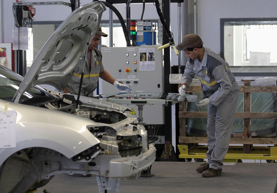 France: la production industrielle plonge en decembre avec les greves