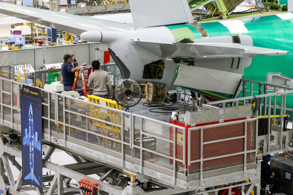 Photo d'archives d'employes dans une usine d'avions a renton, washington, etats-unis