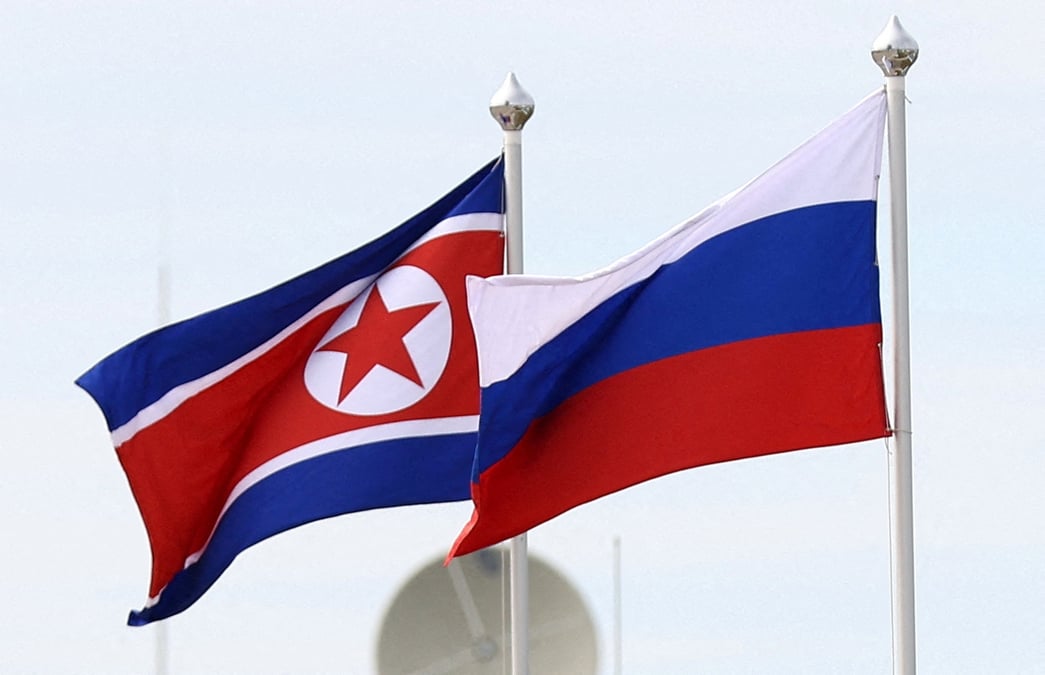 Les drapeaux de la coree du nord et de la russie
