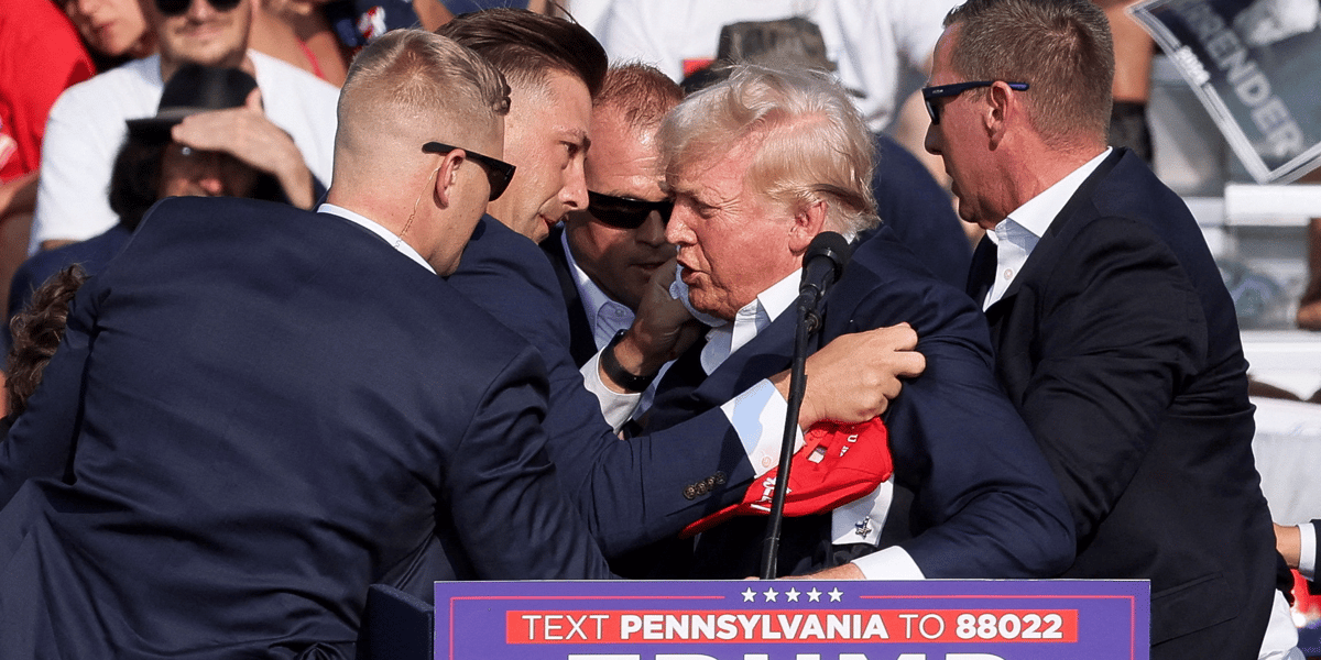 Donald Trump s'est relevé, entouré par les agents qui l'ont escorté de l'estrade jusqu'à sa voiture.