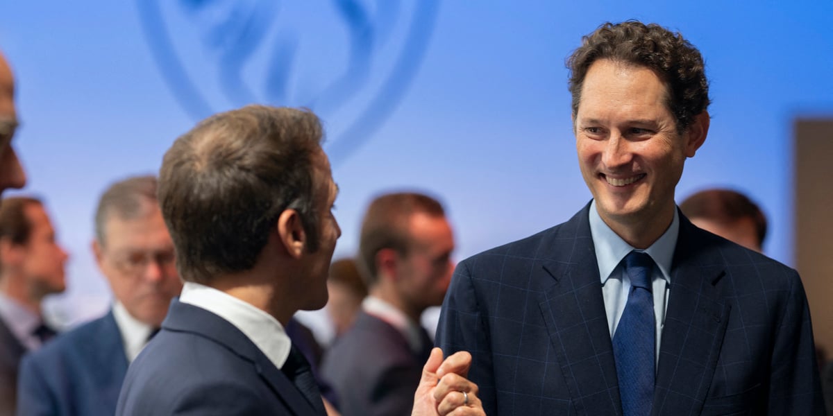 John Elkann et Emmanuel Macron, lors du dernier Mondial de l'Auto de Paris, en octobre dernier.