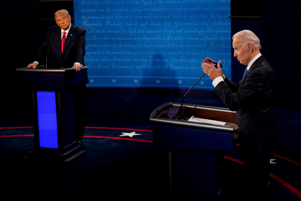 279 grands electeurs pour biden, 217 pour trump et 42 encore a attribuer, selon edison research