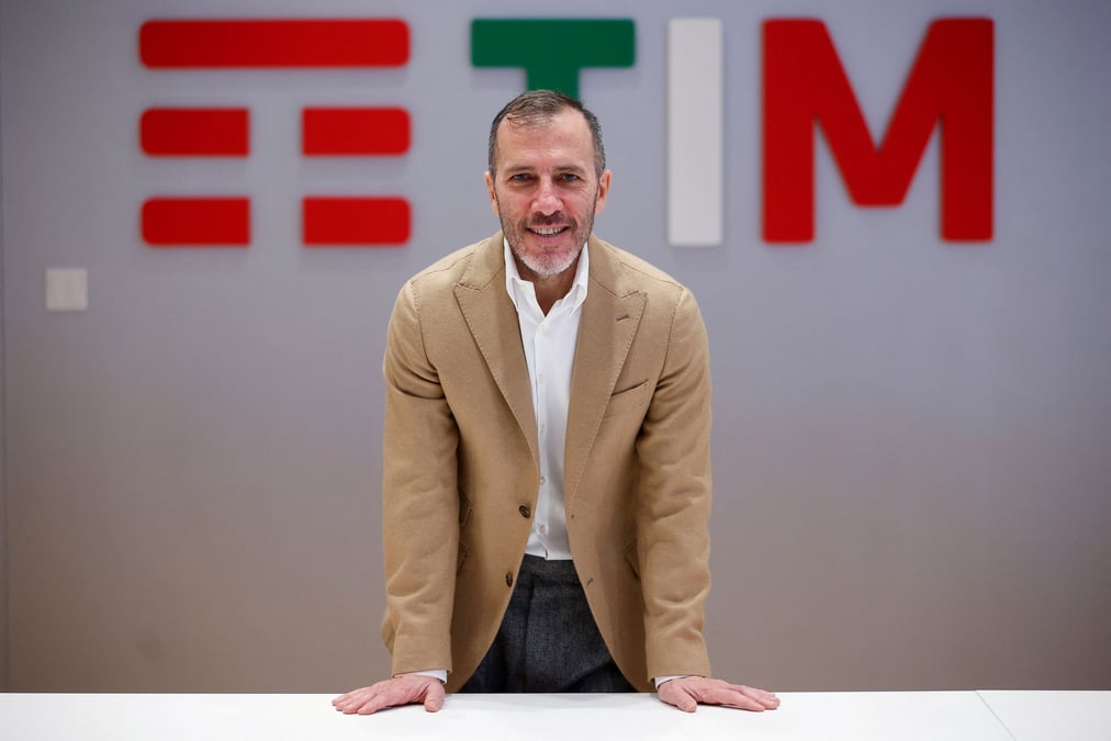Telecom italia compte poursuivre son projet de scission, dit son patron labriola