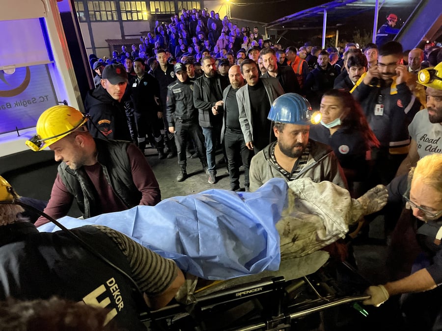 Un travailleur est transporte vers une ambulance apres une explosion dans une mine de charbon du nord de la turquie