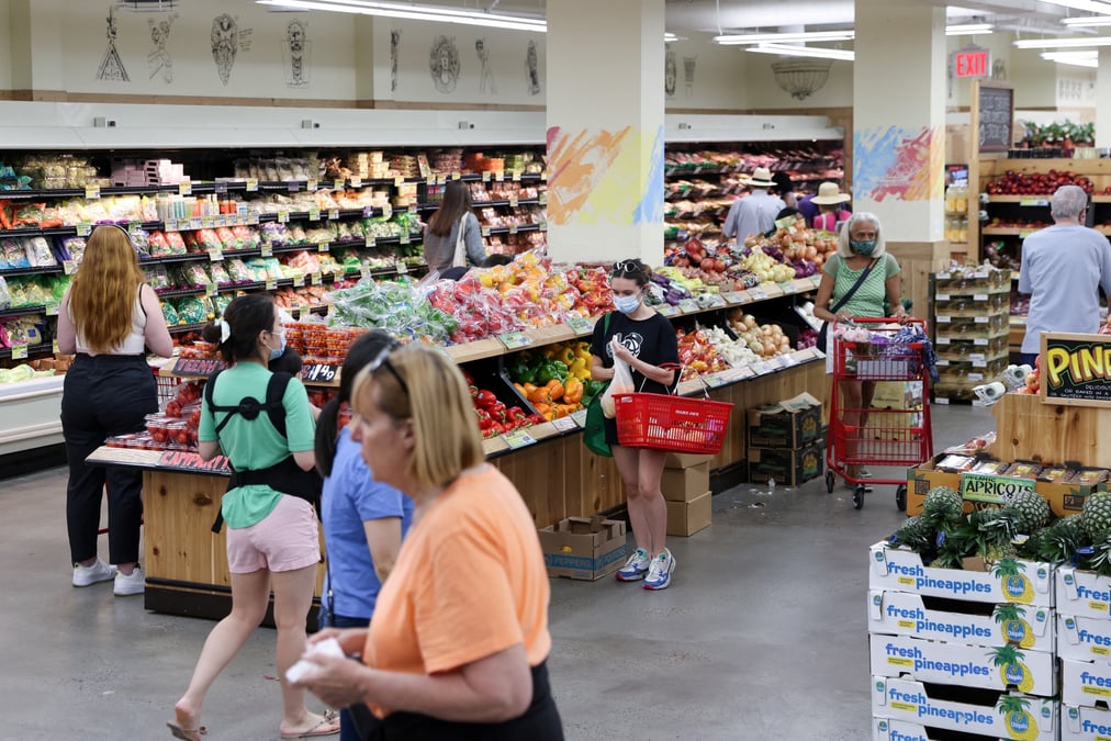 Des personnes font des achats dans un supermarche alors que l'inflation a affecte les prix a la consommation a manhattan, new york