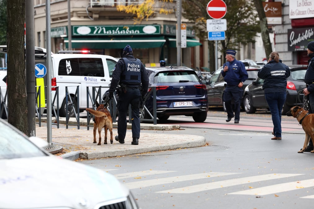 Des officiers de police apres une fusillade mortelle, a bruxelles, en belgique