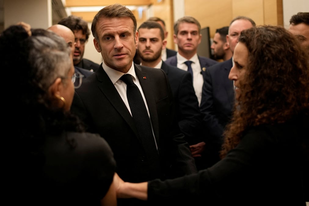 Le president francais emmanuel macron rencontre des ressortissants franco-israeliens a l'aeroport ben gourion