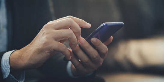 D'après l'Arcep, le régulateur des télécoms, les Orange, SFR, Bouygues Telecom et Free ont déboursé 3,6 milliards d'euros l'an dernier pour améliorer leur couverture en 4G et en 5G.