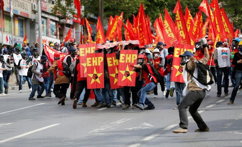 La police anti-émeutes bloque des manifestants à Istanbul