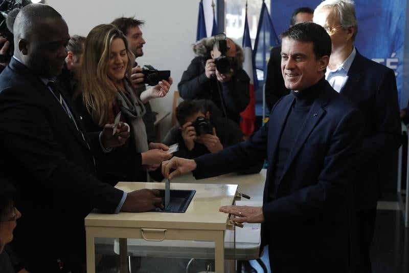 Environ 400.000 personnes avaient vote a midi dans 63% des bureaux de vote