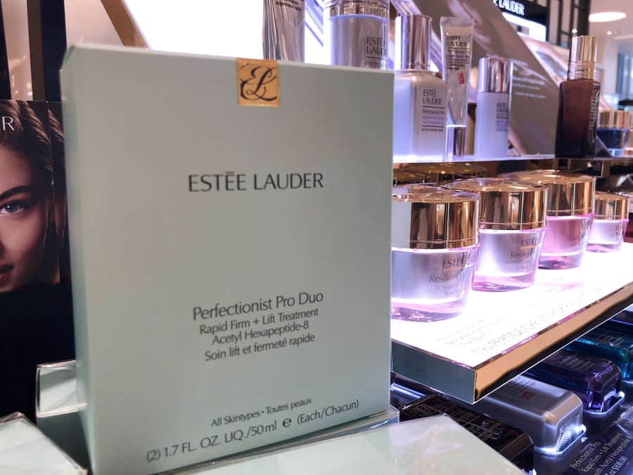 Un comptoir de cosmetiques estee lauder a los angeles
