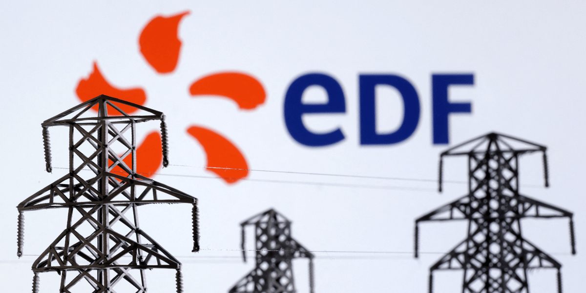 Photo d'illustration montrant des miniatures de pylones et le logo d'edf