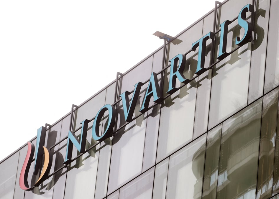 Le logo de novartis est visible sur un batiment du groupe a rotkreuz