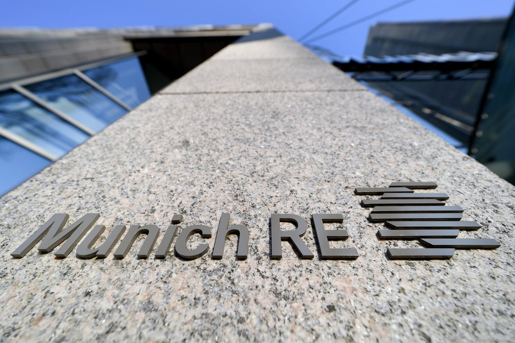 Le logo de munich re group a cote de l'entree de son siege a munich