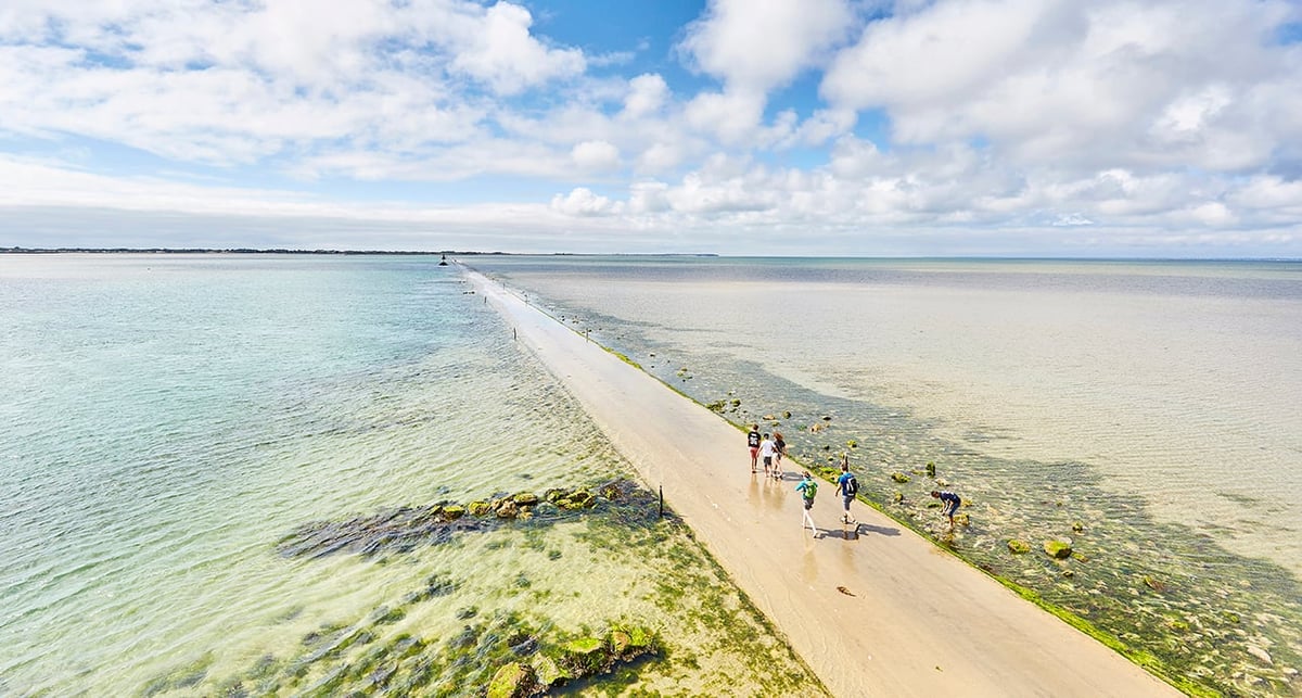 Le passage du Gois est reconnaissable à ses neuf hautes balises de sauvetage en bois.