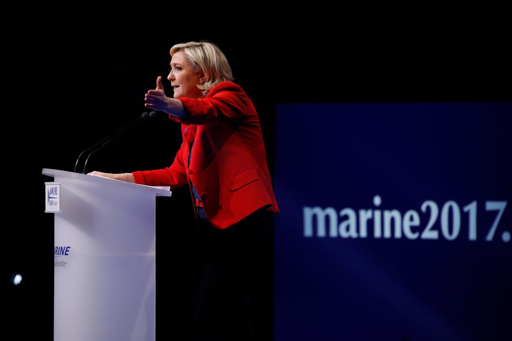 Le pen dit avoir "une epee de damocles" au-dessus de la tete