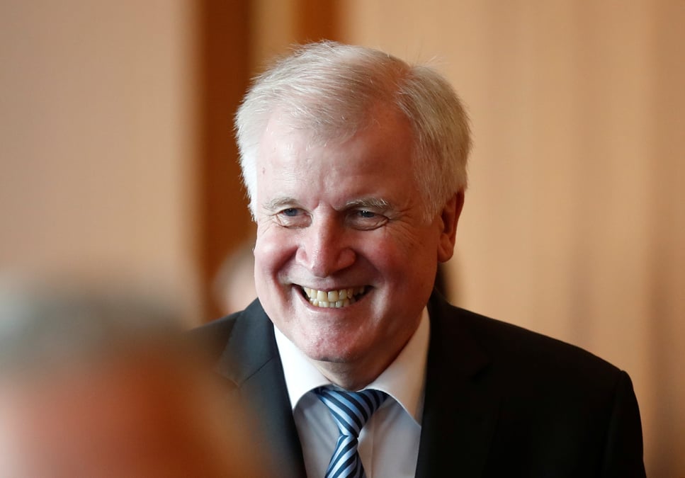 Seehofer, pour ses 69 ans, se rejouit de l'expulsion de 69 afghans