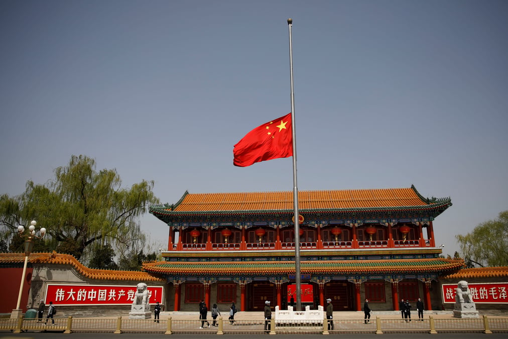 La chine rend hommage aux milliers de morts de l'epidemie