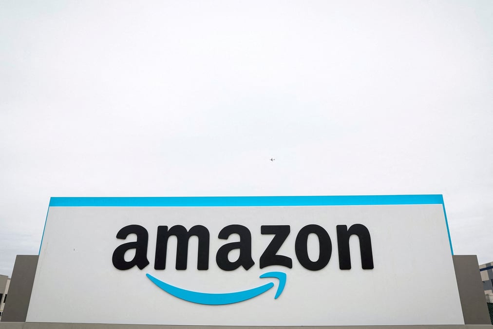 Le logo amazon est affiche a l'exterieur du centre de tri ldj5 a new york