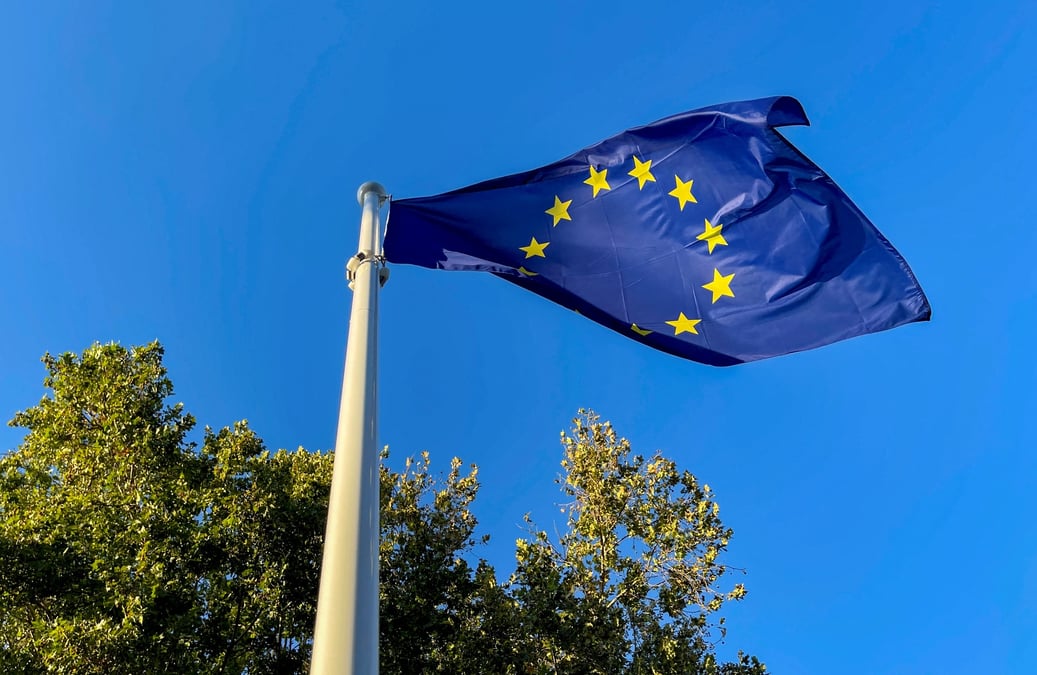 Un drapeau europeen hisse a grenade, en espagne