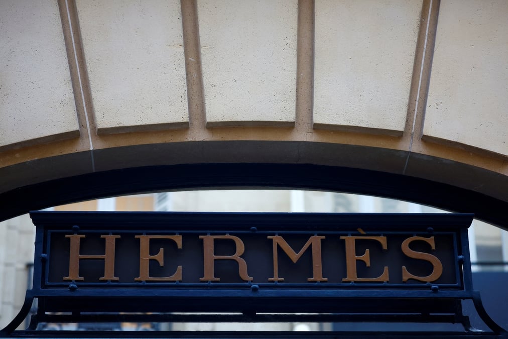 Logo d'hermes sur un magasin a paris