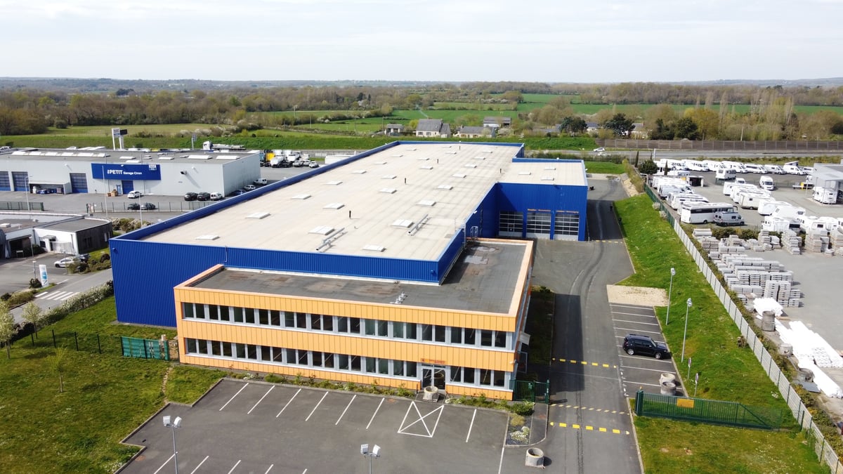 Photo du premier site d’assemblage de l'entreprise Expliseat en terre angevine.