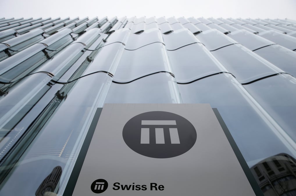 Le logo de swiss re a l'exterieur des bureaux de la societe a zurich
