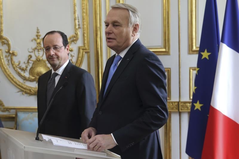 Hollande et Ayrault gagnent un point dans un sondage CSA