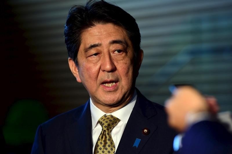 Le premier ministre japonais reconduit a la tete du son parti