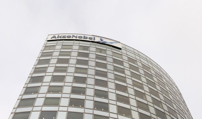 Akzo veut calmer ses actionnaires apres le refus a ppg