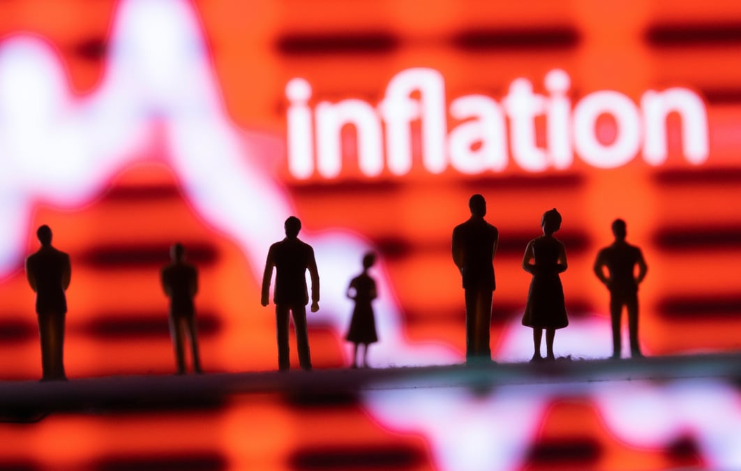 Illustration montrant des figurines, un graphique boursier et le mot "inflation"