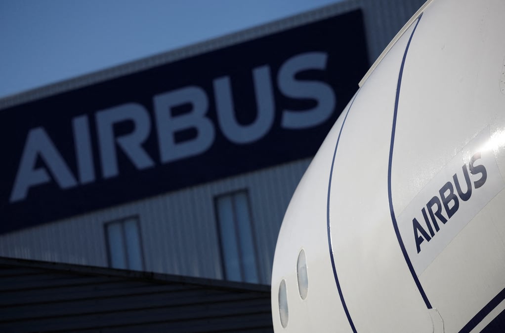 Logo airbus a l'usine de saint-nazaire