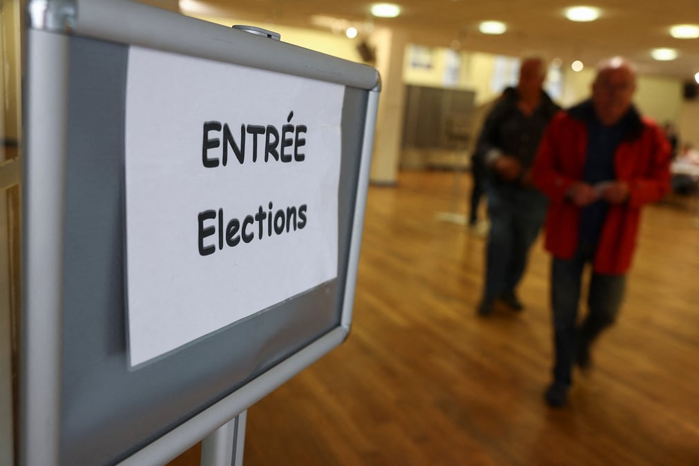 Un bureau de vote, lors du premier tour des elections legislatives francaises anticipees