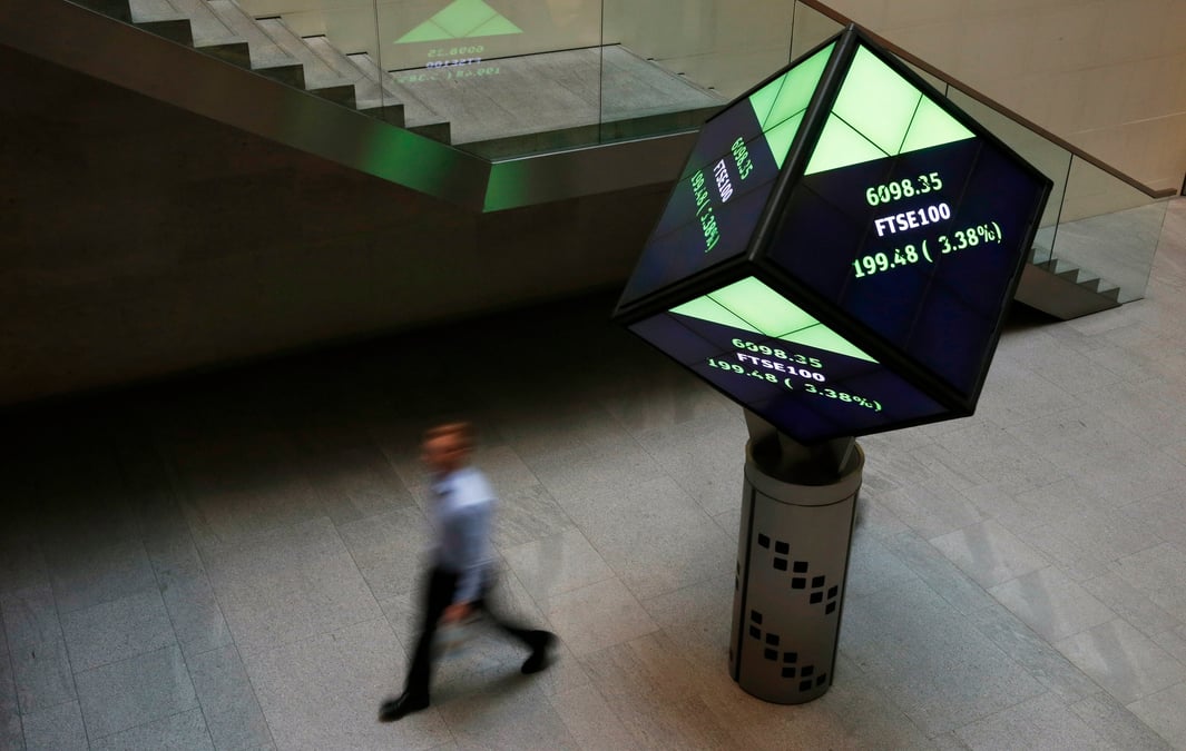 Un homme traverse le hall du london stock exchange a londres