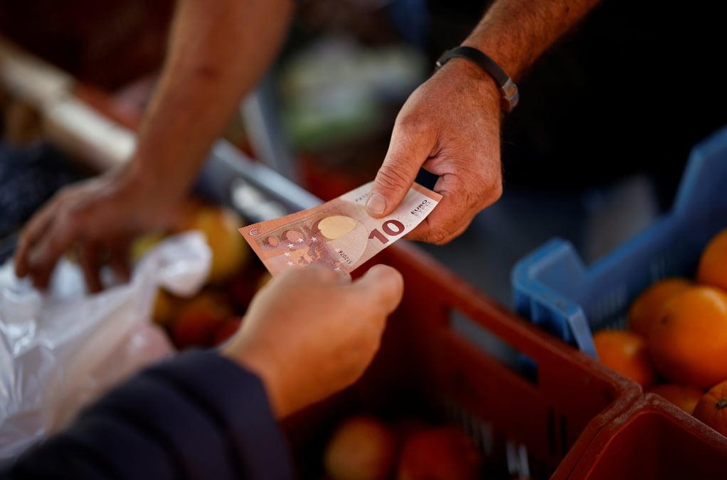 Un client paie avec un billet de dix euros sur un marche local a nantes